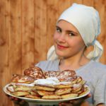 Jeune femme apportant un beau plateau de pancakes.